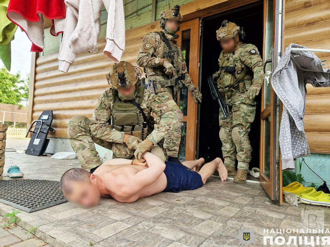 Кілька місяців готувалися: поліція затримала двох підозрюваних до підриву банку Чернігові. ФОТО