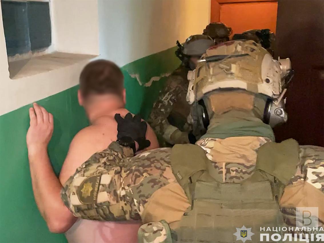 Купував стартові пістолети та перероблював їх на вогнепальну: у Чернігові затримали продавця зброї. ФОТО