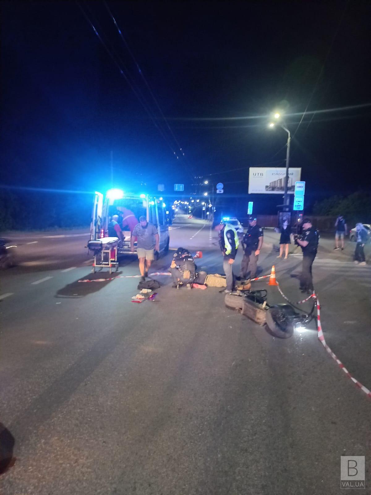 У Чернігові електроскутер врізався у стовп: травмувалися двоє людей. ФОТО