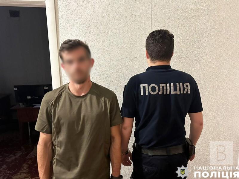 Вихопив посилку з рук дівчини: у Чернігові затримали грабіжника