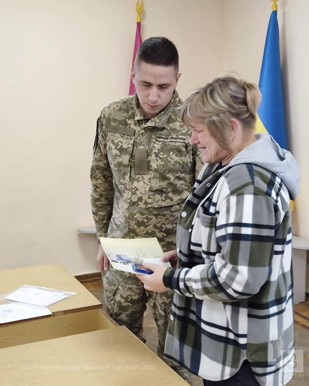 Матері полеглого воїна з Чернігівщини передали відзнаки – «За оборону України» та «Комбатантський хрест»