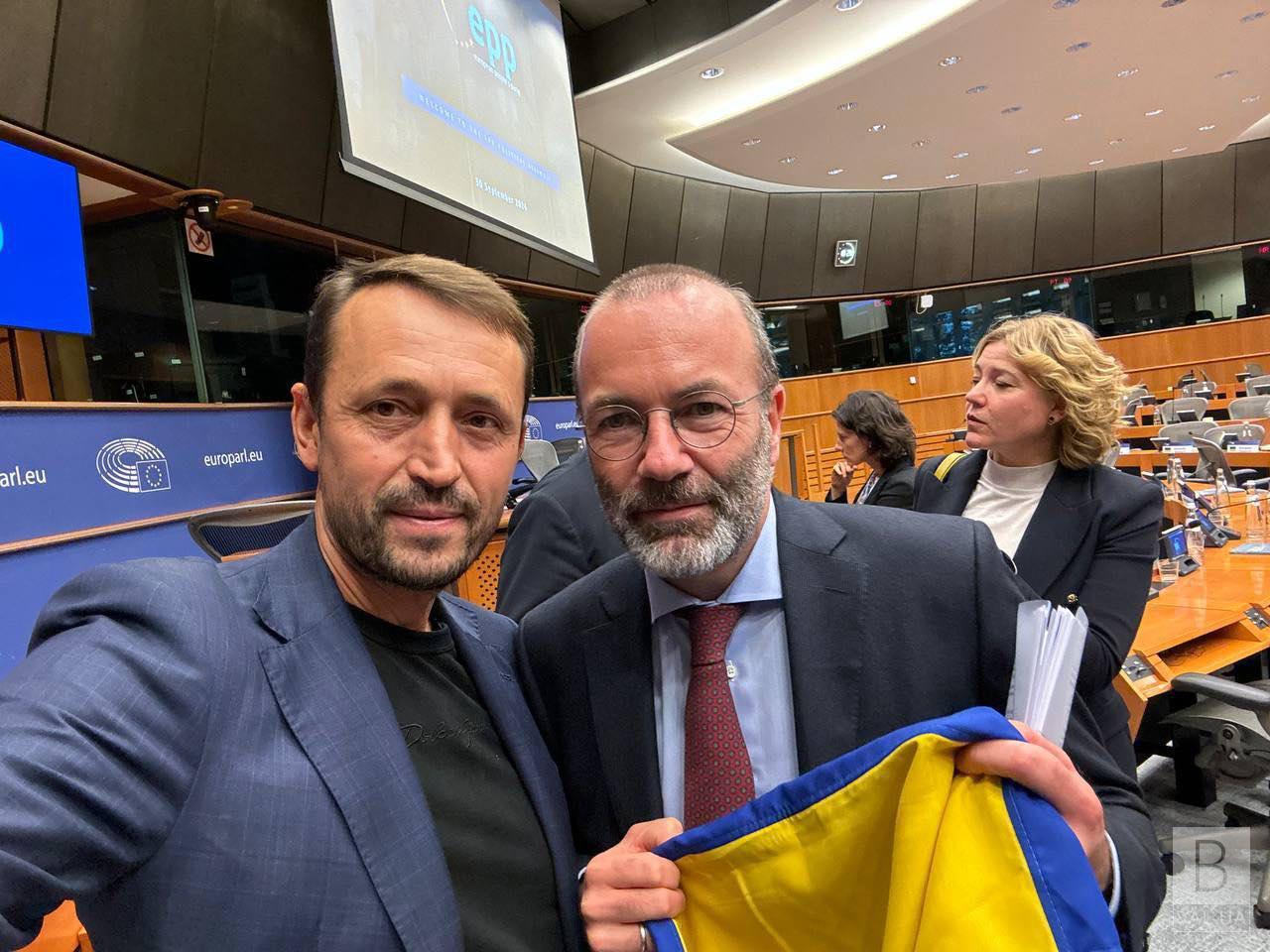 Валерій Дубіль передав прапор України, як символ перемоги добра над злом, Президенту EPP Манфреду Веберу