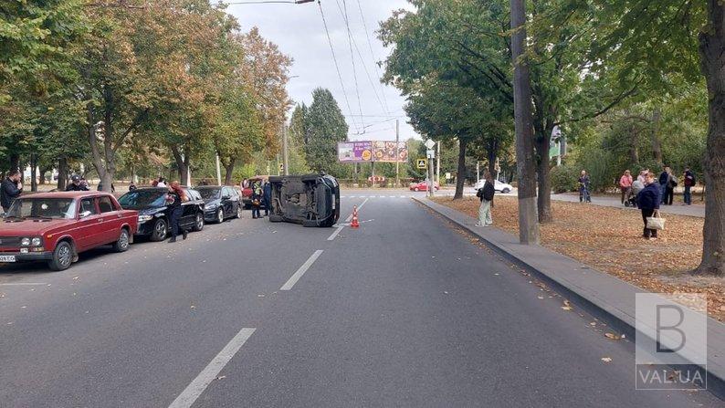 Стало зле за кермом: у Чернігові в ДТП перекинулась автівка, за кермом якої була вагітна жінка