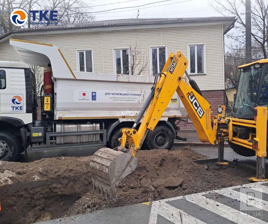 У Чернігові на вулиці Мстиславській ліквідовують аварію на тепломережі: рух вулицею обмежений