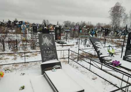 У Городні сильний вітер пошкодив пам’ятники на кладовищі. ФОТОфакт
