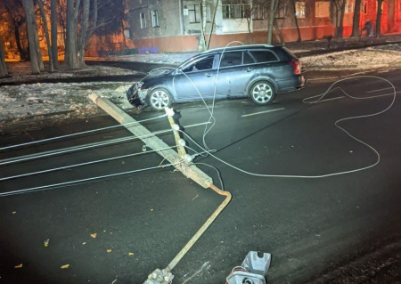 На Захисніків України п'яний чернігівець за кермом «Toyota Avensis» збив електроопору