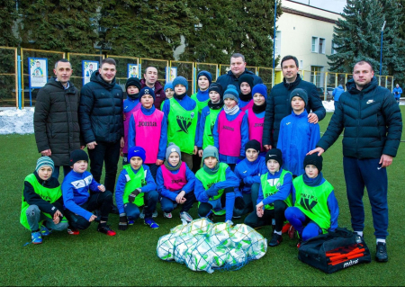 Дмитро Нікітін передав спортивний інвентар юним чернігівськими футболістам ВІДЕО