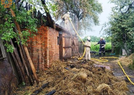 На Чернігівщині від розряду блискавки за добу згоріли три сараї. ФОТО