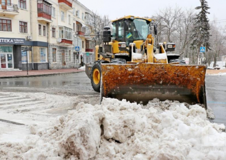 З автостоянок у центрі Чернігова комунальники вивезли понад 1200 кубометрів снігу. ФОТО